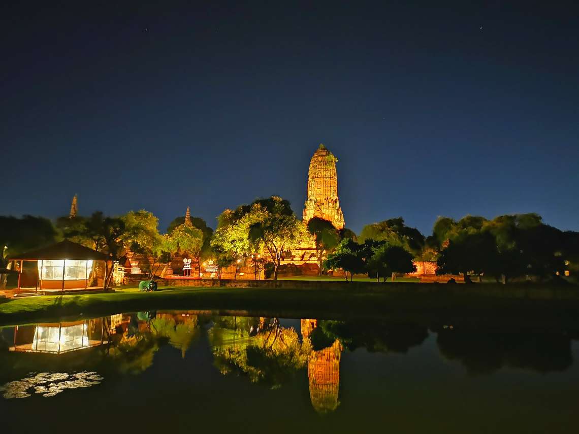 ライトアップされている遺跡の外観を見学